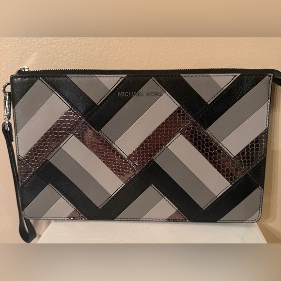 Michael Kors Handbags - Michael Kors Daniela Large Marquetry Patchwork Leather Wristlet EUC